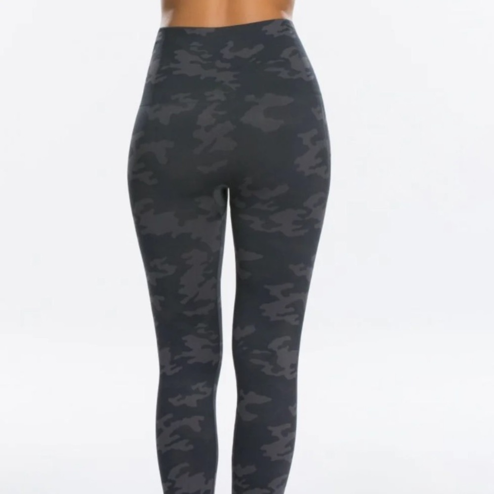 SPANX LOOK AT ME NOW BLACK CAMO LEGGING - Picture 5 of 13